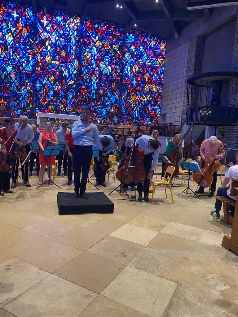 L'orchestre salue